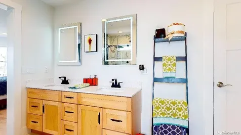 118 Westernconcourse Amity Harbor NY 11701