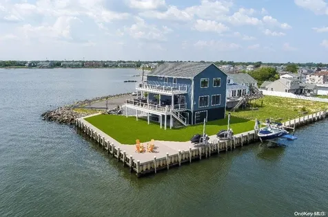 118 Westernconcourse Amity Harbor NY 11701