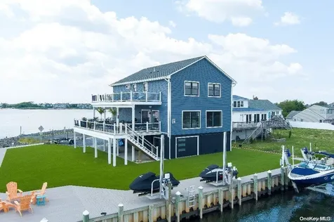 118 Westernconcourse Amity Harbor NY 11701