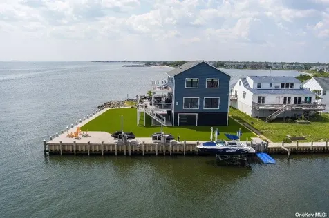 118 Westernconcourse Amity Harbor NY 11701
