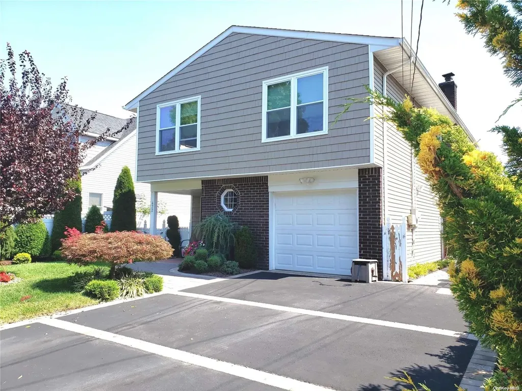 472 S 9th Street Lindenhurst NY 11757