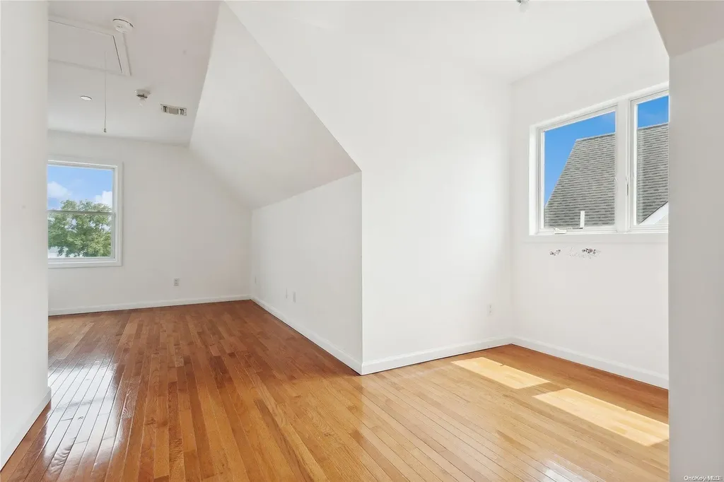 531 Ray Street Freeport NY 11520