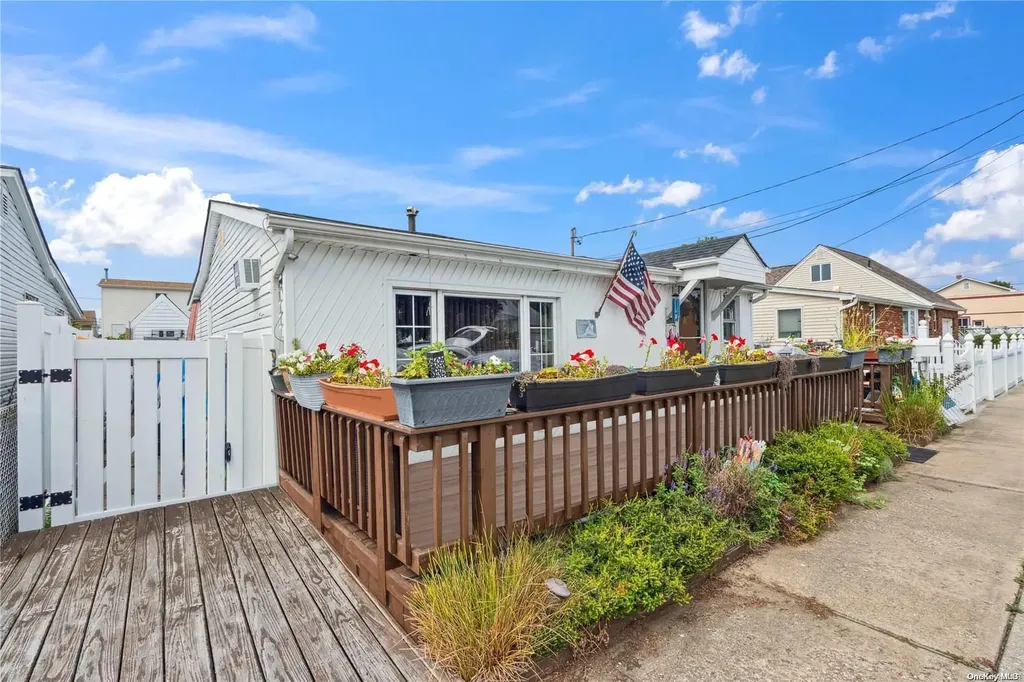 637 S 7th Street Lindenhurst NY 11757