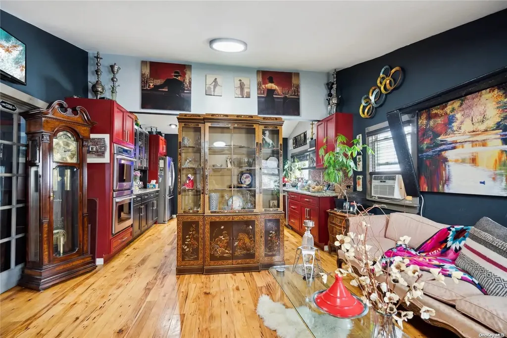 637 S 7th Street Lindenhurst NY 11757