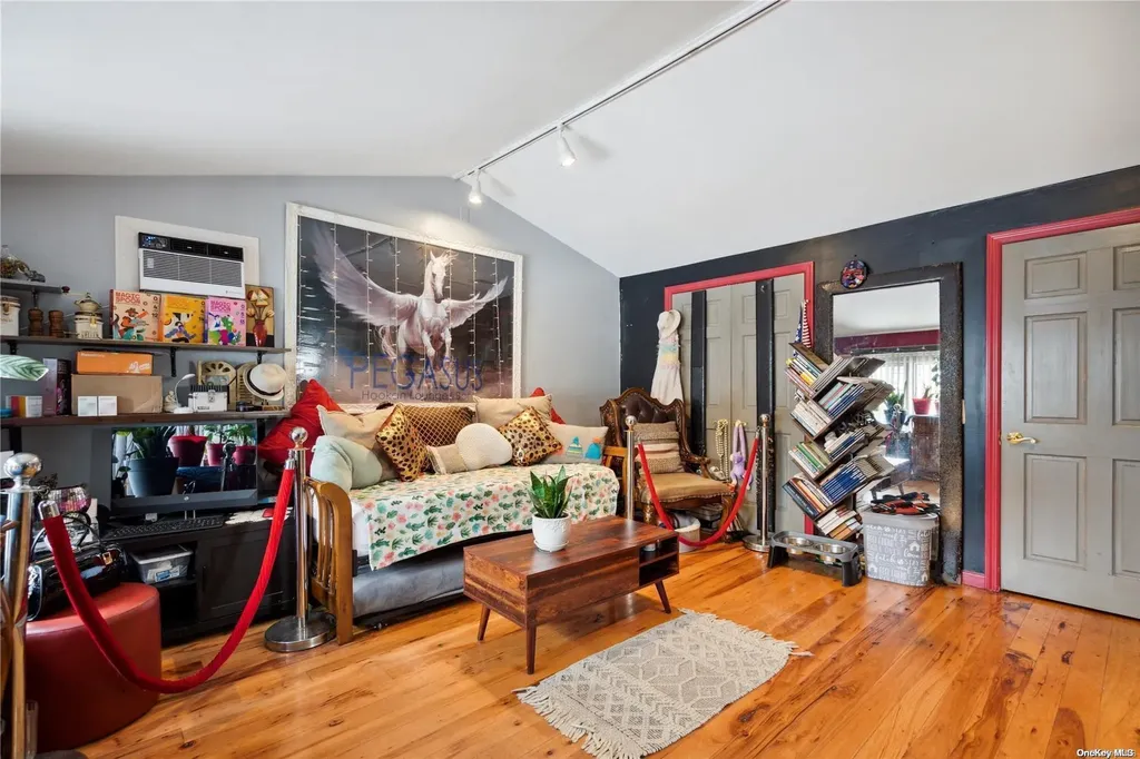 637 S 7th Street Lindenhurst NY 11757