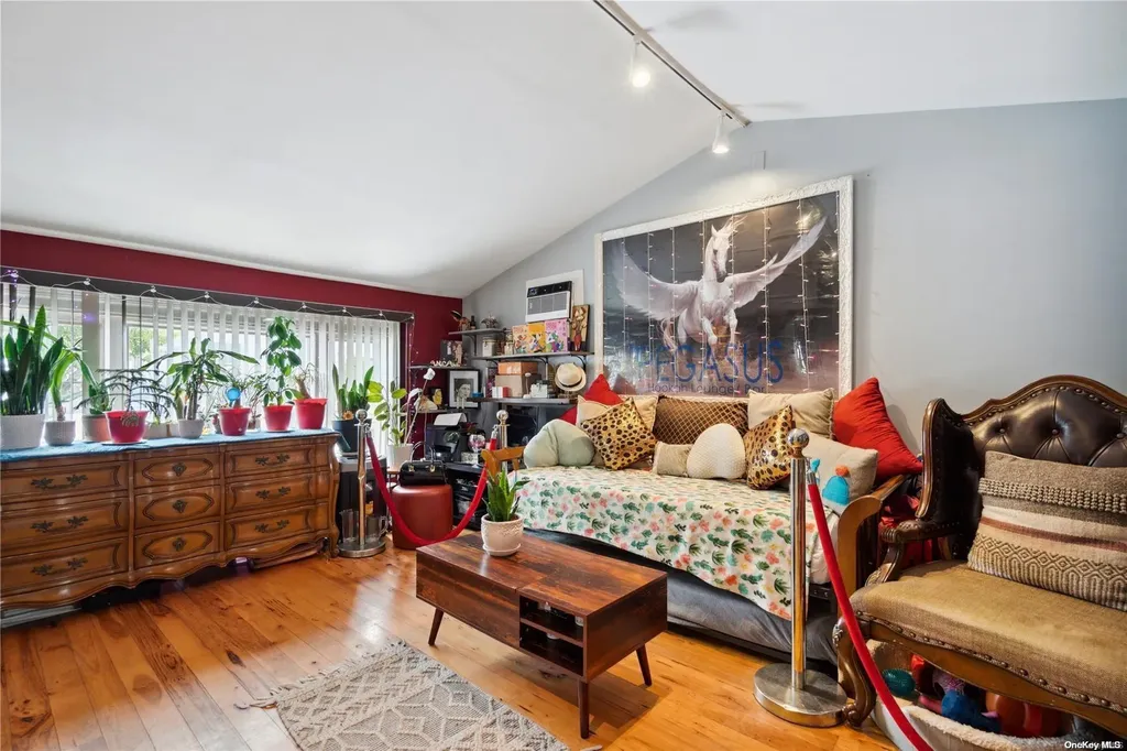 637 S 7th Street Lindenhurst NY 11757