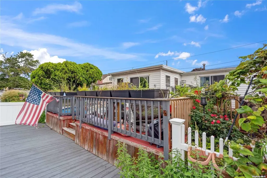 637 S 7th Street Lindenhurst NY 11757