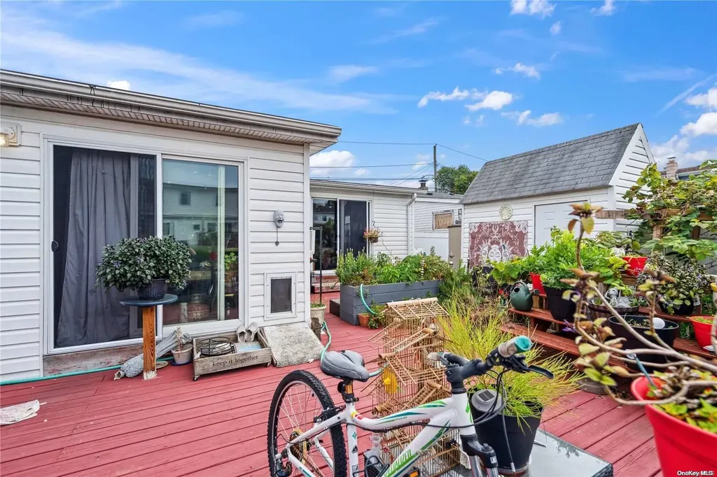 637 S 7th Street Lindenhurst NY 11757