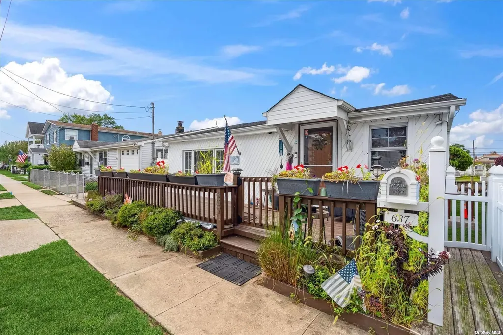 637 S 7th Street Lindenhurst NY 11757