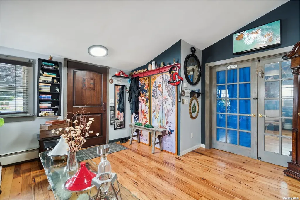 637 S 7th Street Lindenhurst NY 11757