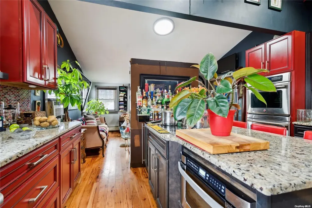 637 S 7th Street Lindenhurst NY 11757