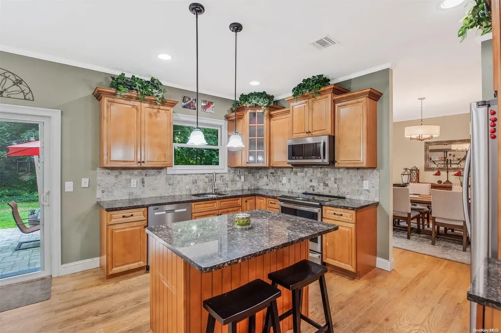 251 5th Avenue Saint James NY 11780