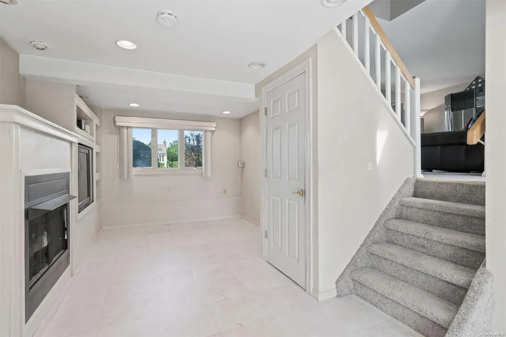 18 Pickwick Drive Commack NY 11725