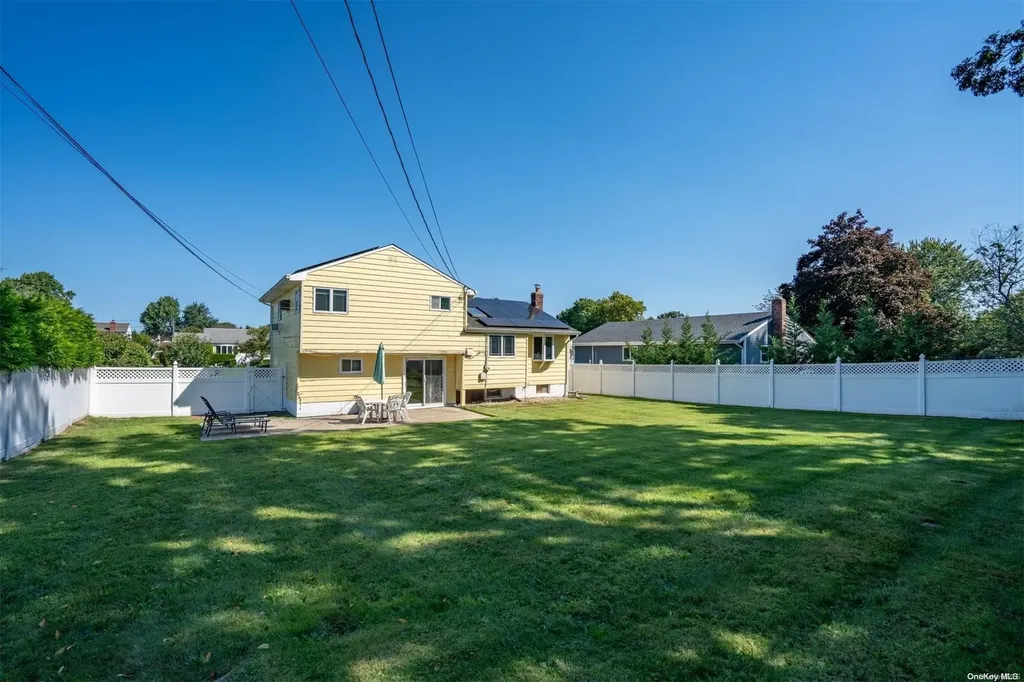18 Pickwick Drive Commack NY 11725