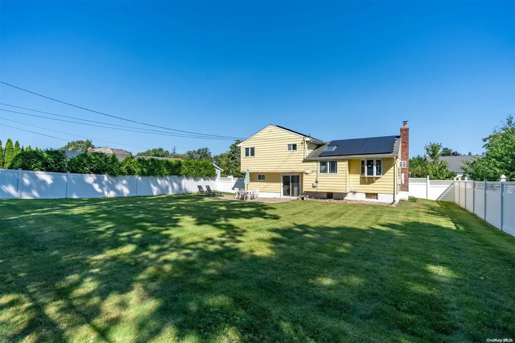 18 Pickwick Drive Commack NY 11725