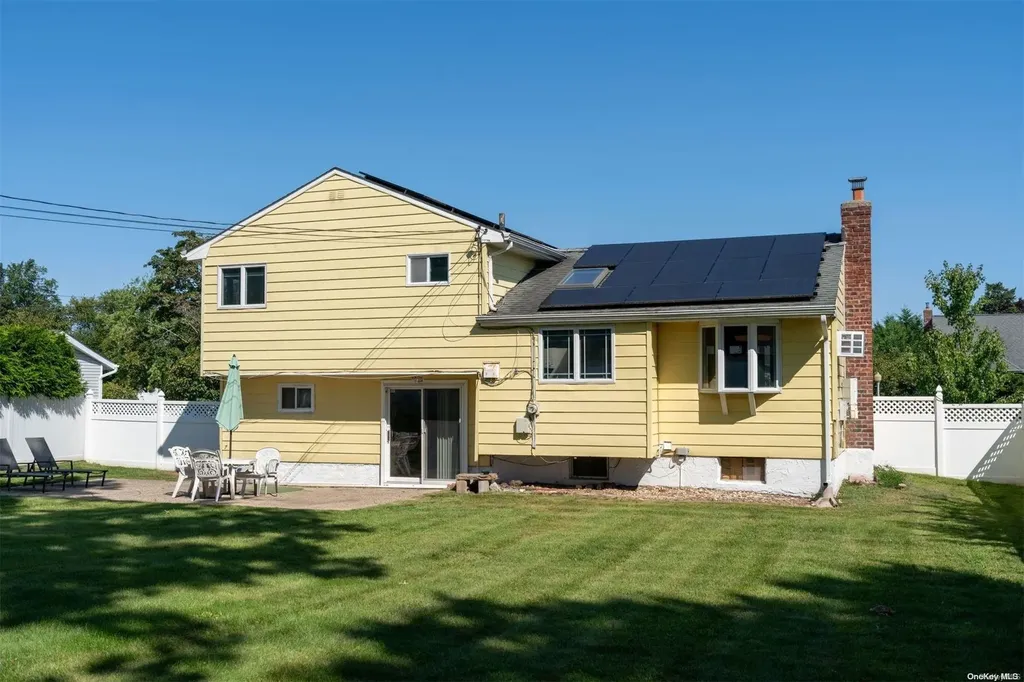 18 Pickwick Drive Commack NY 11725