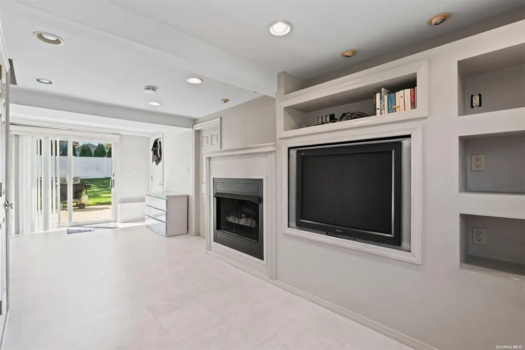 18 Pickwick Drive Commack NY 11725