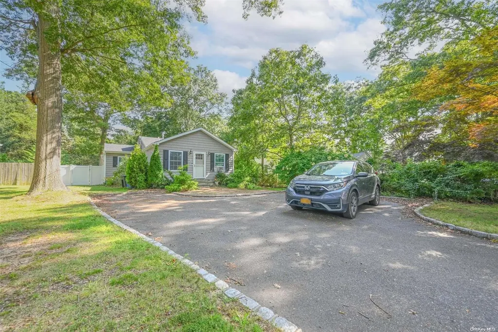 25 Pineacre Drive Smithtown NY 11787