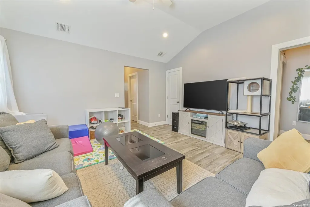 25 Pineacre Drive Smithtown NY 11787
