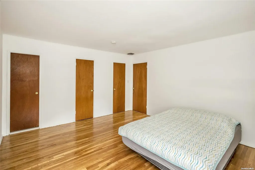 32 Northcote Road Westbury NY 11590