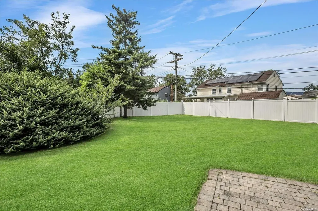 32 Northcote Road Westbury NY 11590
