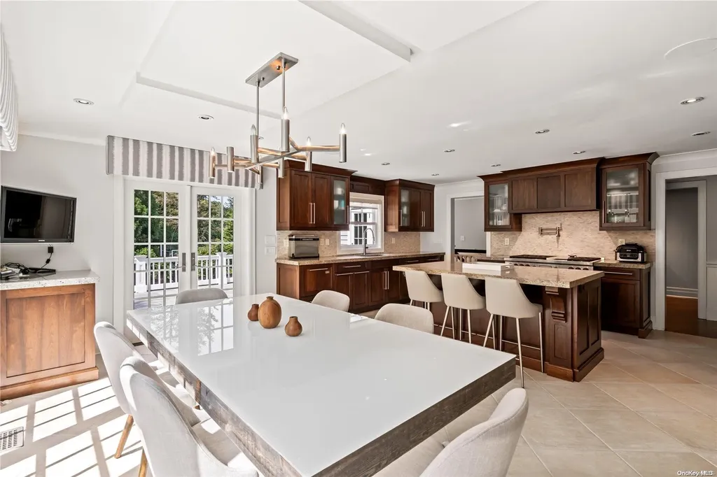 6 Rolling Hill Road Old Westbury NY 11568
