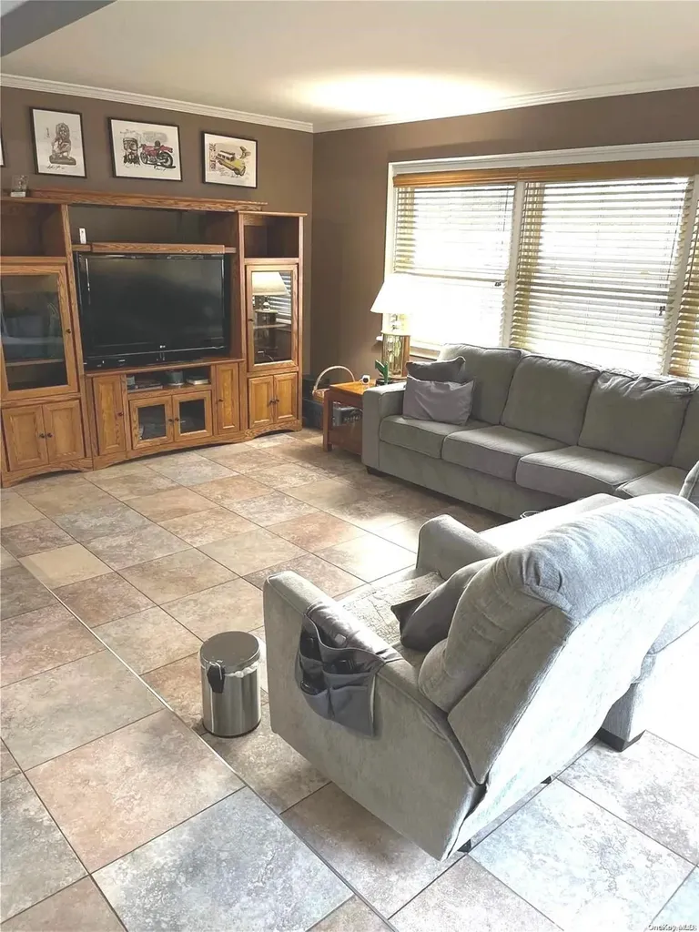 40 Tanager Lane Levittown NY 11756