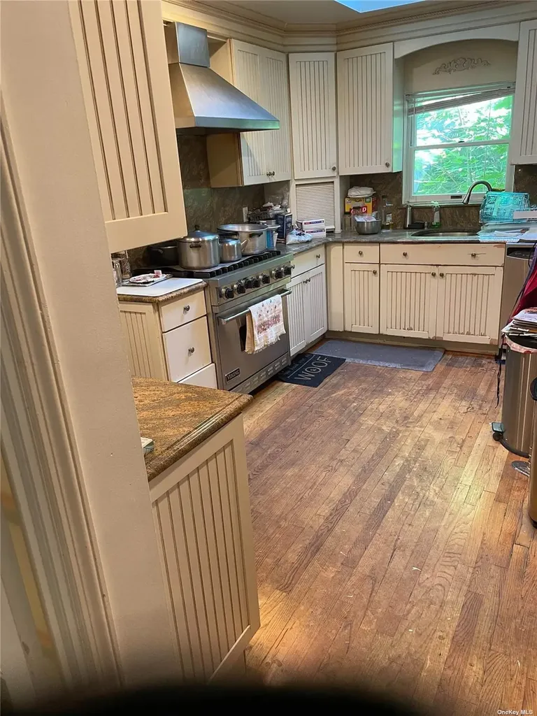 5 Devonshire Lane Great Neck NY 11023