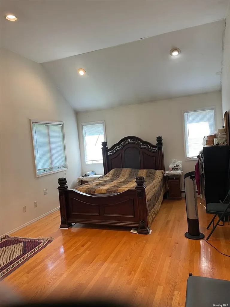 5 Devonshire Lane Great Neck NY 11023