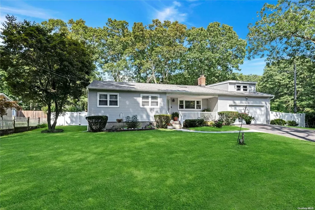452 River Road Shirley NY 11967