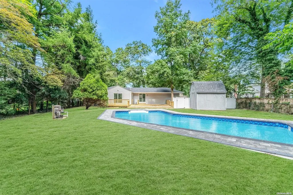33 Beverly Road Smithtown NY 11787