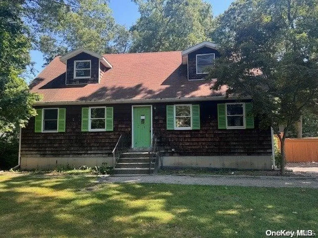 15 Seneca Trail Ridge NY 11961