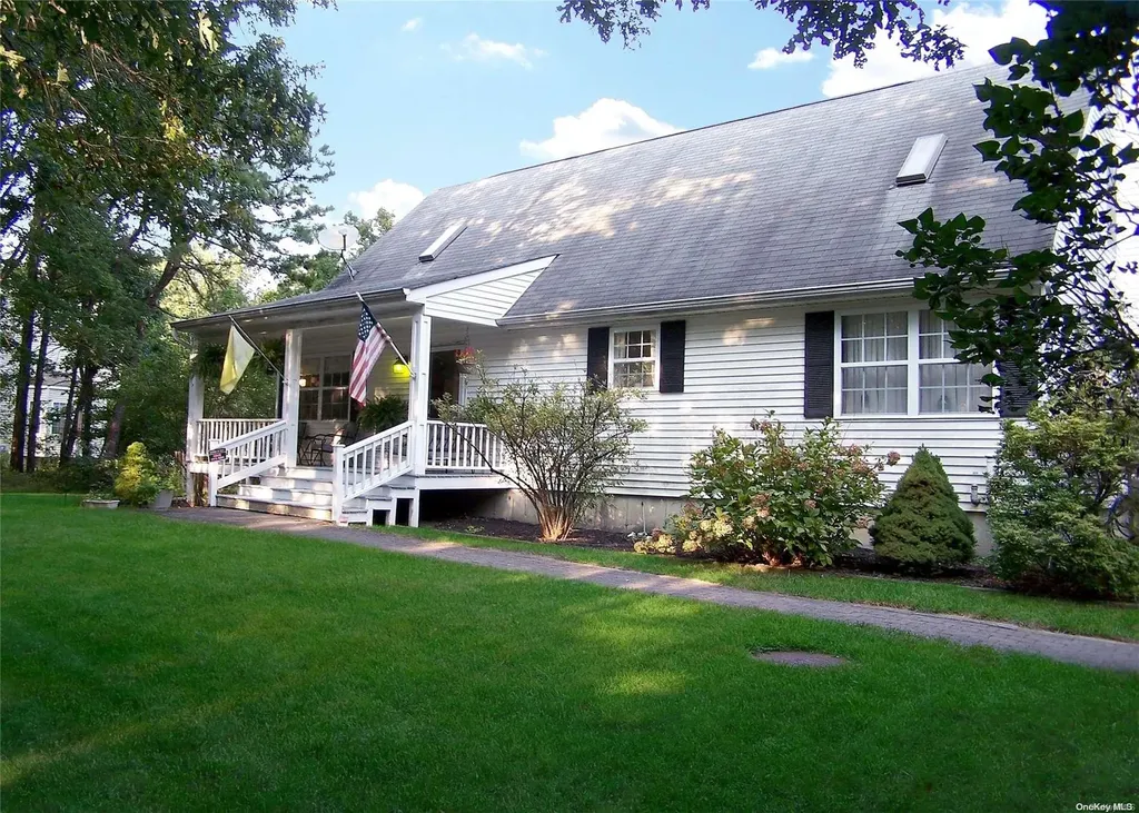 211 Halsey Manor Road Manorville NY 11949