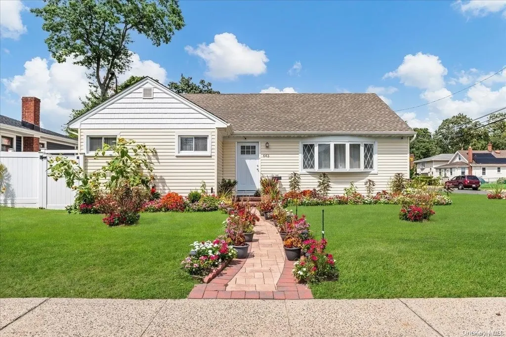 643 Broadway Westbury NY 11590