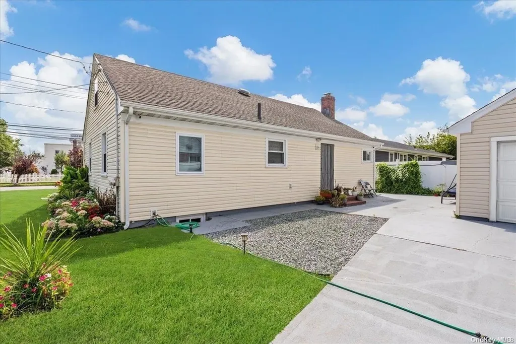 643 Broadway Westbury NY 11590