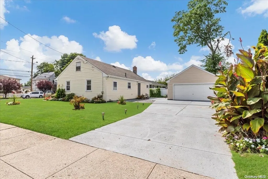 643 Broadway Westbury NY 11590
