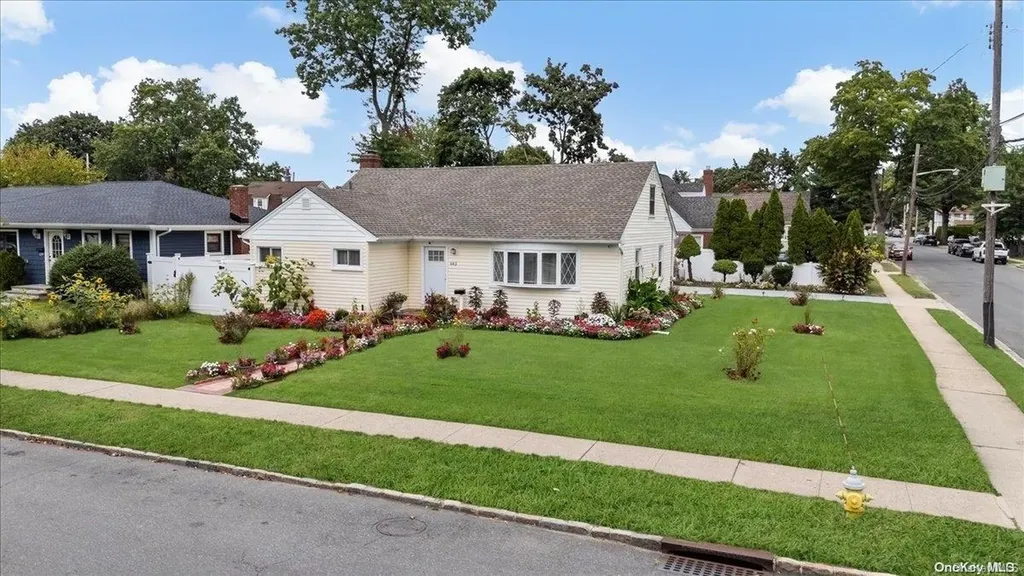 643 Broadway Westbury NY 11590