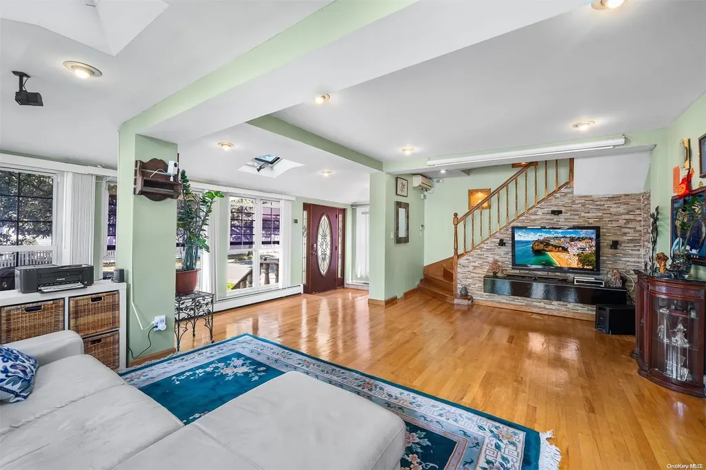 187 Perkins Avenue Oceanside NY 11572