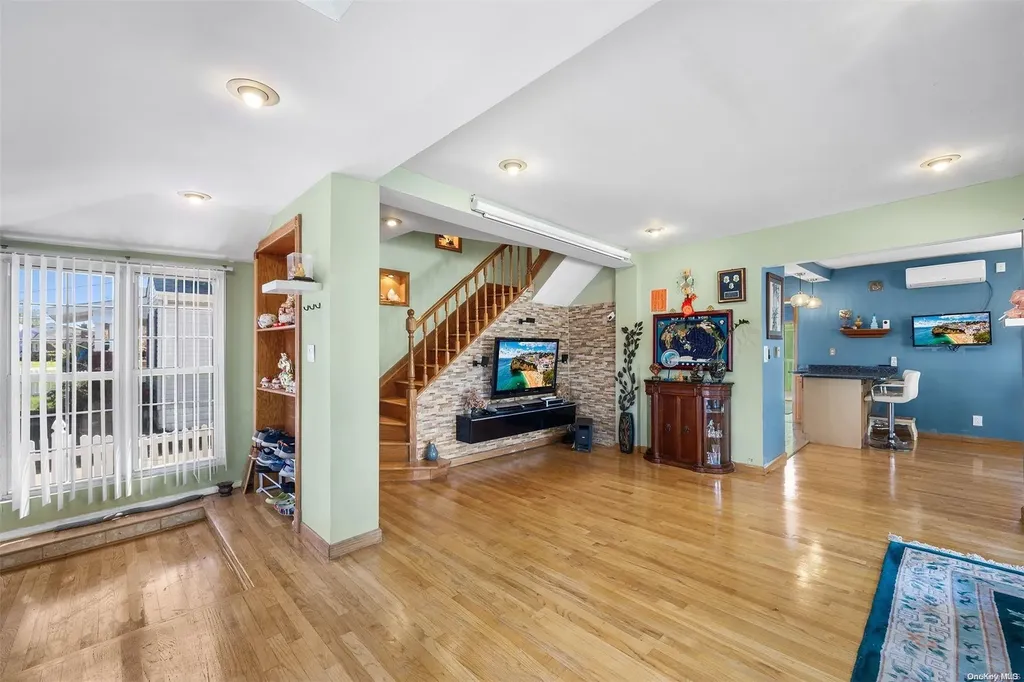 187 Perkins Avenue Oceanside NY 11572