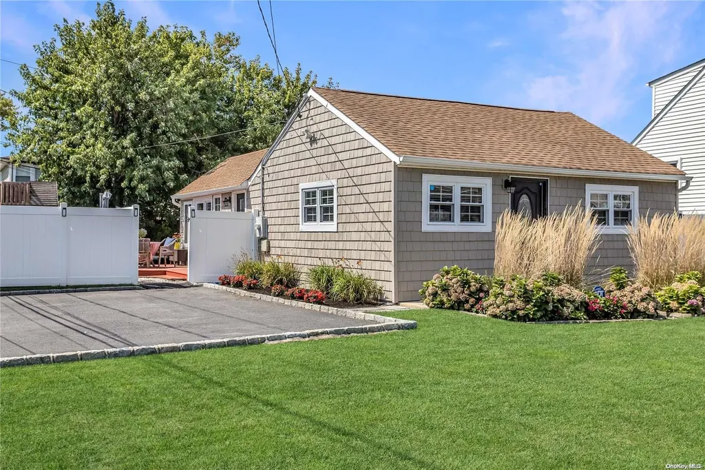 421 Venetian Boulevard Lindenhurst NY 11757