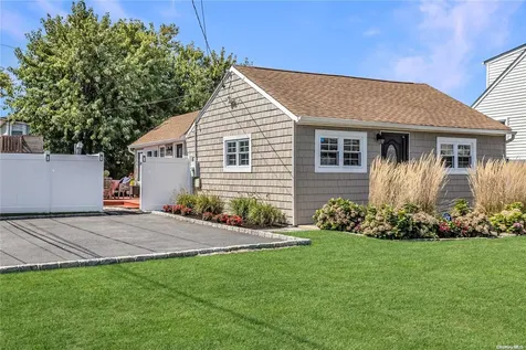 421 Venetian Boulevard Lindenhurst NY 11757