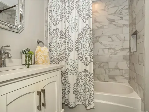 421 Venetian Boulevard Lindenhurst NY 11757