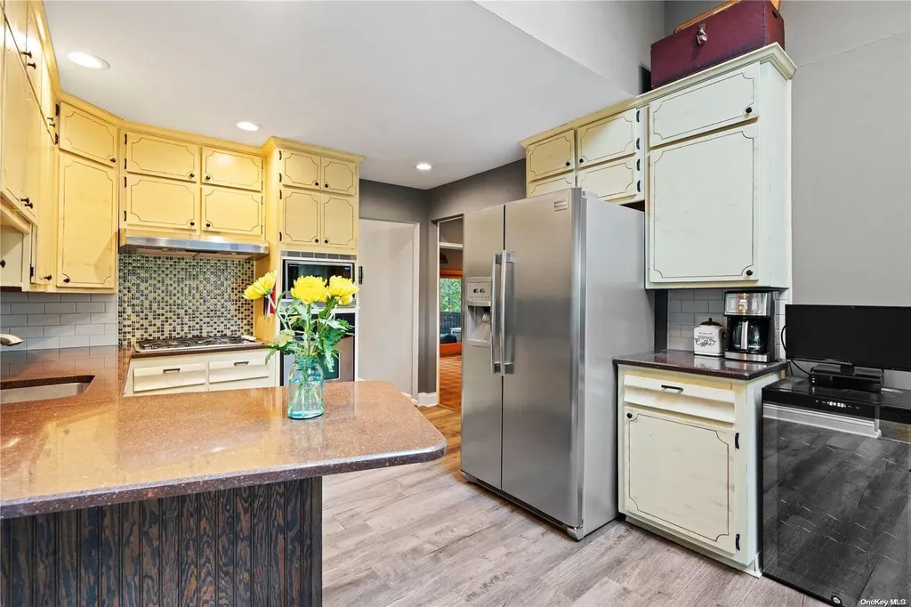 35 Ridge Drive Plainview NY 11803