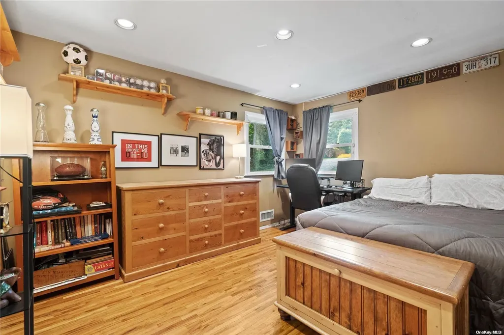 35 Ridge Drive Plainview NY 11803
