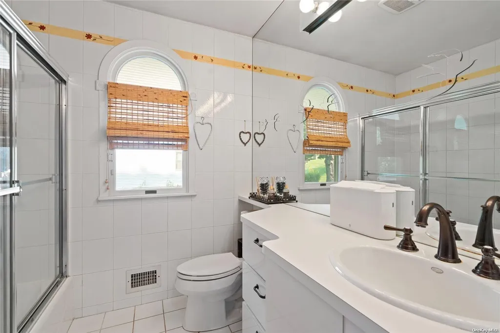 35 Ridge Drive Plainview NY 11803