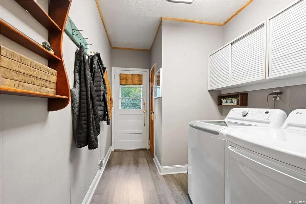 35 Ridge Drive Plainview NY 11803