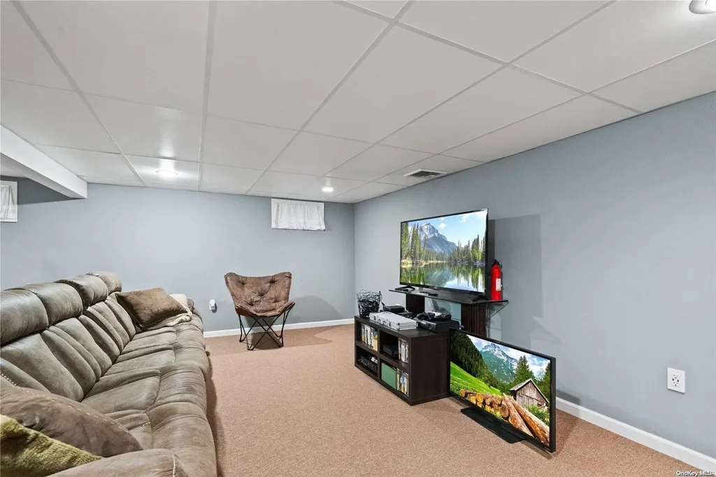 35 Ridge Drive Plainview NY 11803