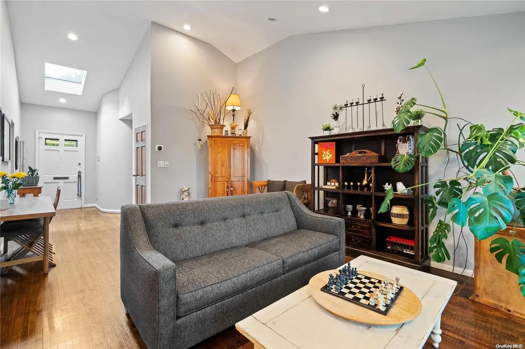 35 Ridge Drive Plainview NY 11803