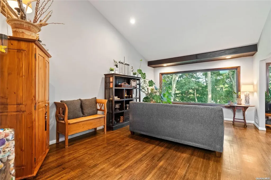 35 Ridge Drive Plainview NY 11803