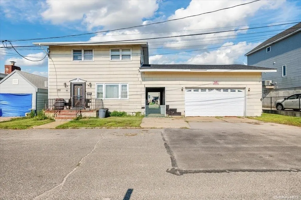 886 S 8th Street Babylon NY 11757
